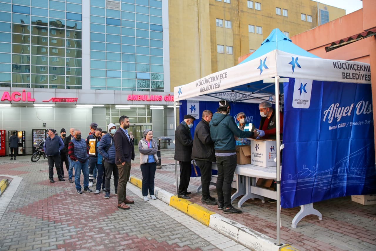 Küçükçekmece Aşevinde her gün binlerce kişiye sıcak yemek dağıtımı yapılıyor