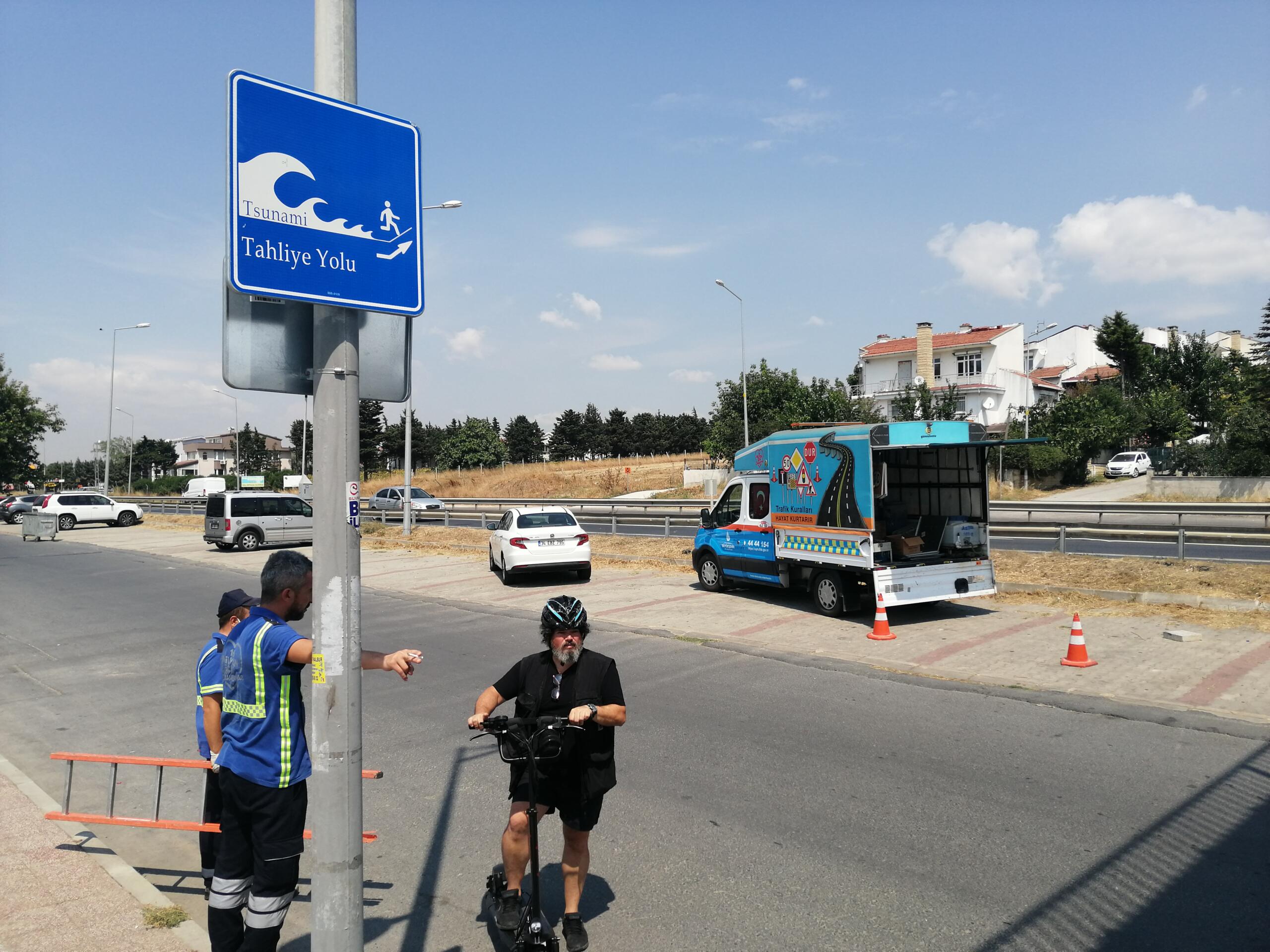 İstanbul Sahillerine 100 Tsunami Tabelası