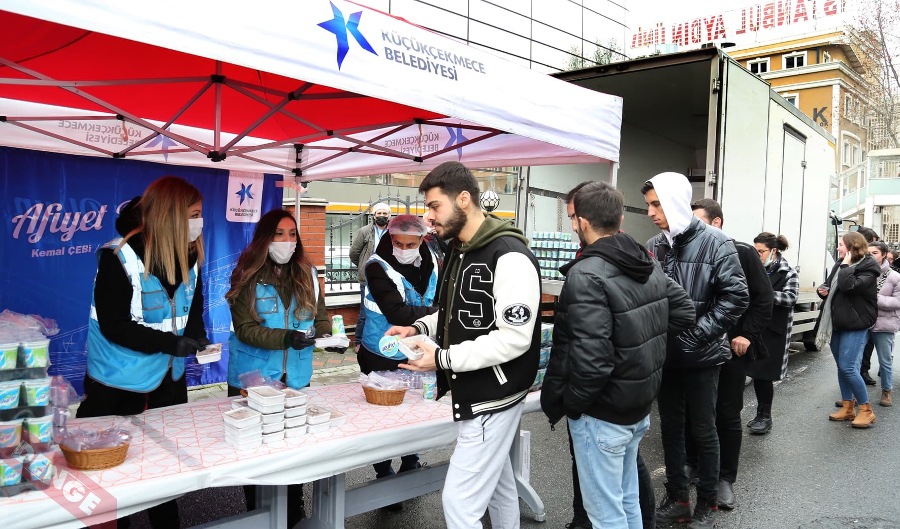 Küçükçekmece Belediyesi’nden Final Haftasında Öğrencilere Yemek İkramı