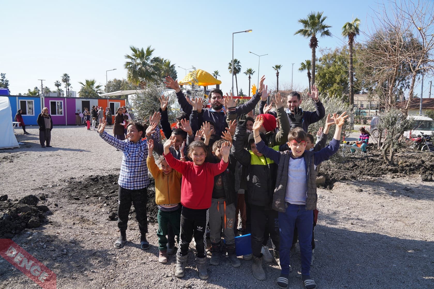 Depremzede Çocuklar Zeytin Ağaçlarına İlk Can Suyunu Verdi